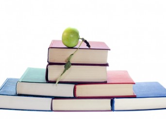 7 livres et une pomme forme une pyramide