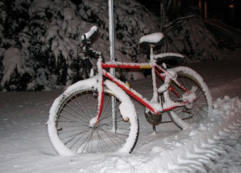 vélo sous la neige en pleine nuit