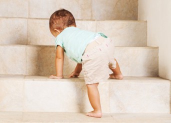 enfant grimpe escalier