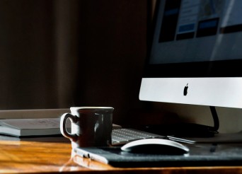 bureau de travail avec un Mac