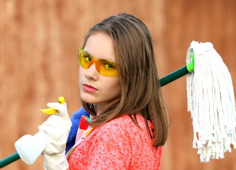 femme avec tout l'équipement de nettoyage